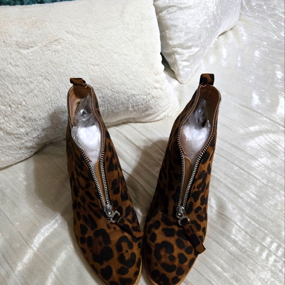 Faux Suede Zip Up Leopard Print Booties. Size 7 1/2 EUC!